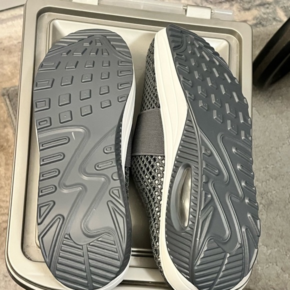 𝓖𝓻𝓪𝔂 𝓦𝓸𝓶𝓮𝓷'𝓢 𝓼𝓛𝓲𝓹-𝓞𝓷 𝓜𝓾𝓛𝓮𝓢 - Picture 4 of 4